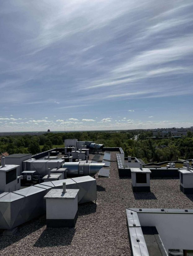 Montaż instalacji fotowoltaicznej na budynku wspólnoty mieszkaniowej Fort Służew, Warszawa